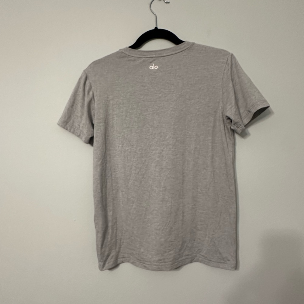 ALO Yoga Men’s Short-Sleeve Crew Tee in Heather Gray - Picture 2 of 5